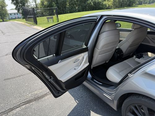 2012 BMW 550i — photo 39