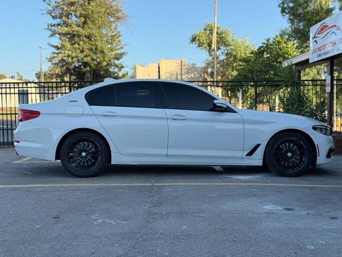 2019 BMW 530E — photo 12