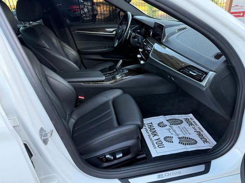 2019 BMW 530E — photo 24