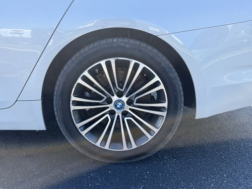 2019 BMW 530E — photo 8