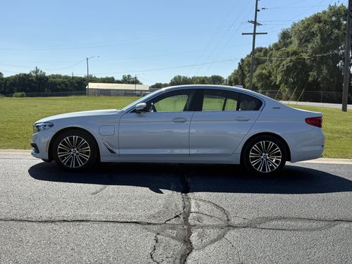 2019 BMW 530E — photo 15