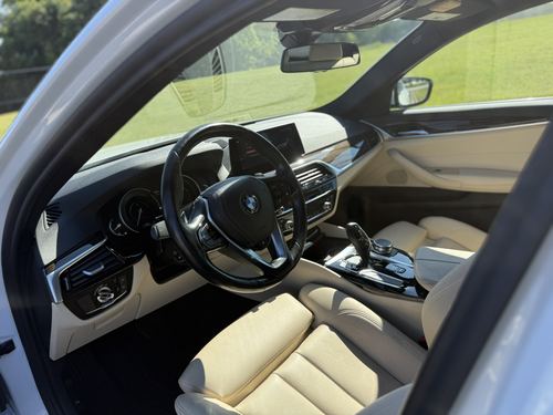 2019 BMW 530E — photo 28