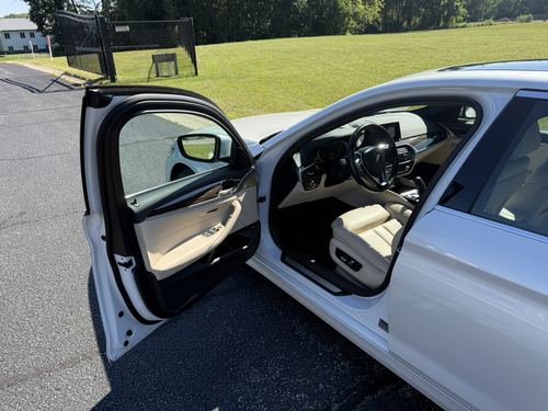 2019 BMW 530E — photo 31