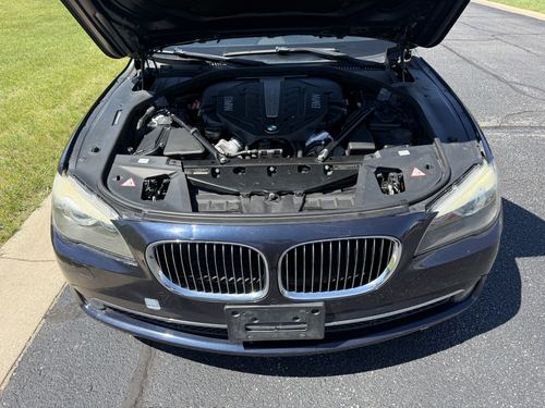 2012 BMW 750 — photo 2