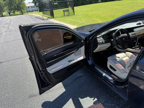 2012 BMW 750 — photo 28