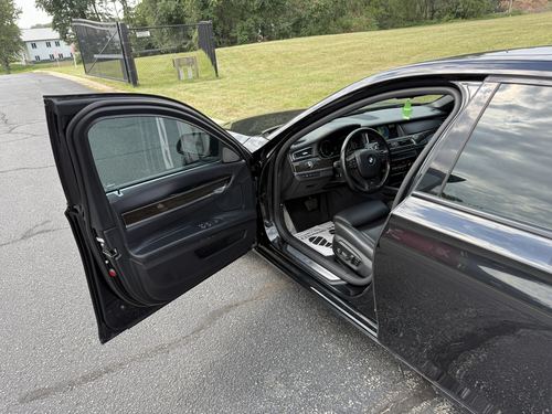 2014 BMW 750 — photo 31