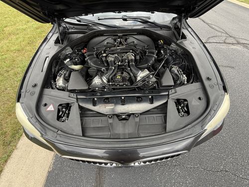 2015 BMW 750 — photo 2