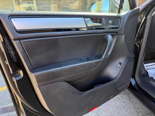 2011 Volkswagen Touareg — photo 17