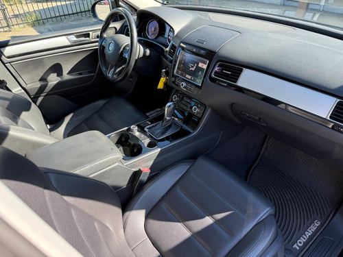 2011 Volkswagen Touareg — photo 23