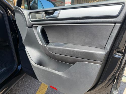2011 Volkswagen Touareg — photo 25