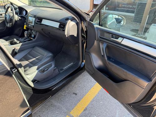 2011 Volkswagen Touareg — photo 26