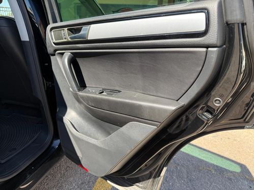 2011 Volkswagen Touareg — photo 28