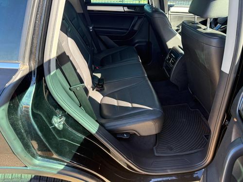 2011 Volkswagen Touareg — photo 29