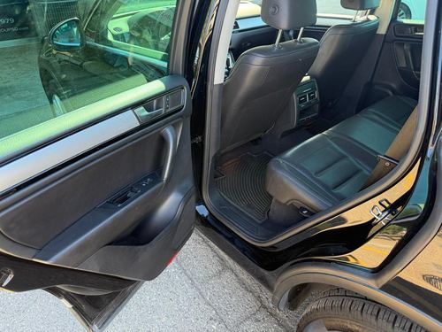 2011 Volkswagen Touareg — photo 33