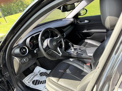 2017 Alfa Romeo Giulia — photo 27