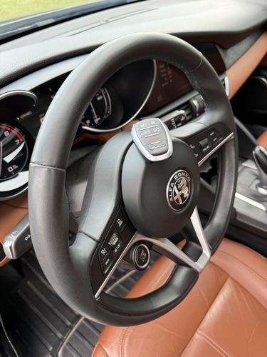 2018 Alfa Romeo Guilia — photo 24